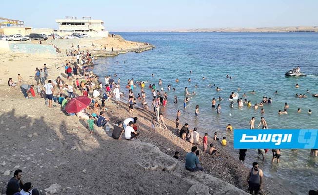 عميد طبرق يطالب أصحاب الأراضي المطلة على البحر بعدم التعرض للمصطافين