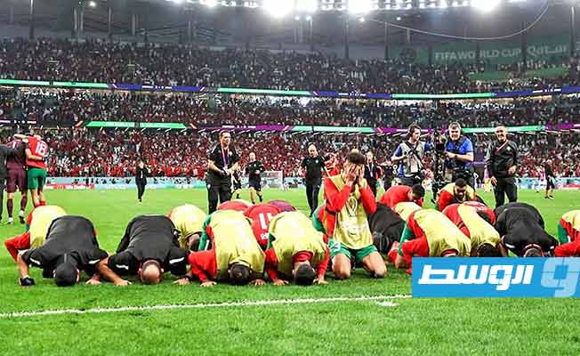 لاعبو المنتخب المغربي يسجدون عقب الفوز على منتخب إسبانيا بكأس العالم، 6 ديسمبر 2022. (الإنترنت)
