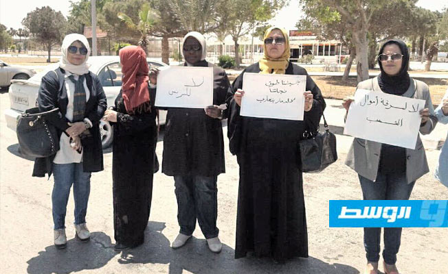 الوقفة المطالبة بعدم تدخل أعضاء مجلس النواب في إعمار بنغازي. (الإنترنت)