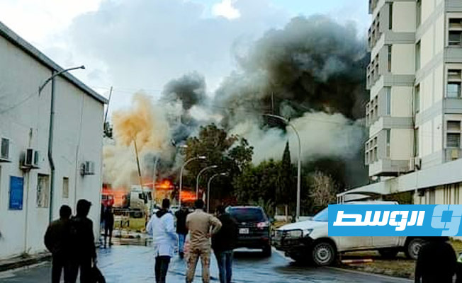 حريق بمخازن مستشفى الهضبة الخضراء في طرابلس (صور)