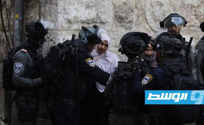 فلسطينيات في مواجهة جنود الاحتلال قرب المسجد الأقصى, 17 إبريل 2022. (وكالة وفا الفلسطينية)