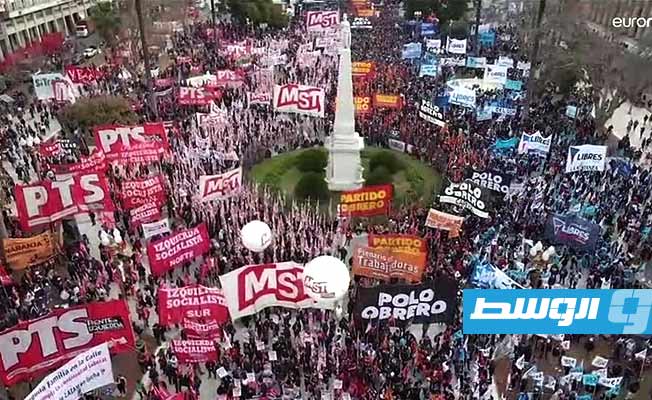 مسيرة إلى أبواب قصر الرئاسة.. احتجاجات في الأرجنتين بسبب الدين العام والتضخم المرتفع (شاهد)