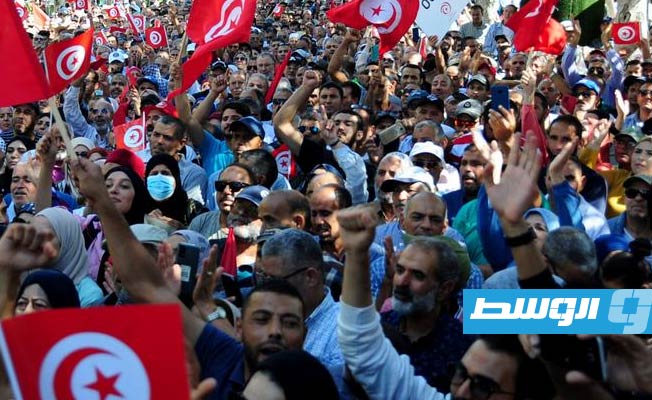 المعارضة التونسية تتهم السلطة بـ«الانتقام» بعد أحكام عسكرية ضد معارضين