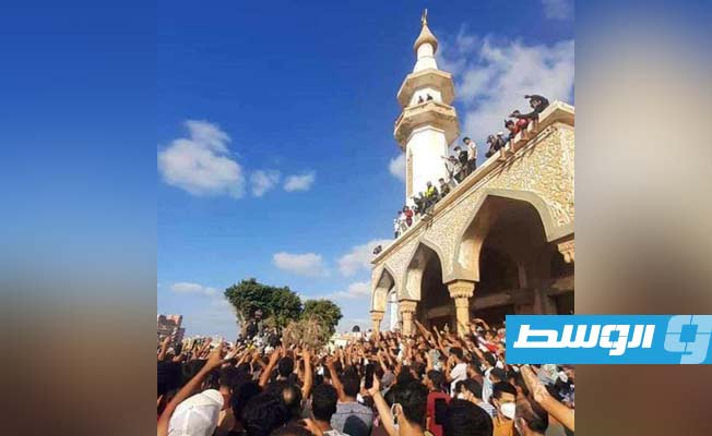 تظاهرات أهالي درنة أمام مسجد الصحابة وسط المدينة، الإثنين 18 سبتمبر 2023. (الإنترنت)
