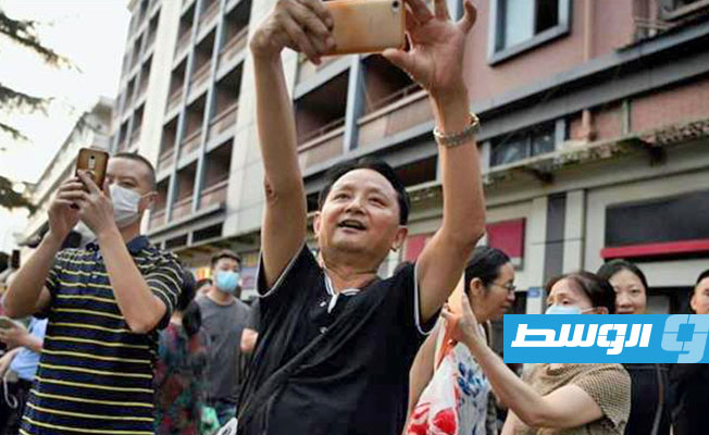 قبل إغلاقها.. صينيون يحتفلون أمام القنصلية الأميركية في شنغدو