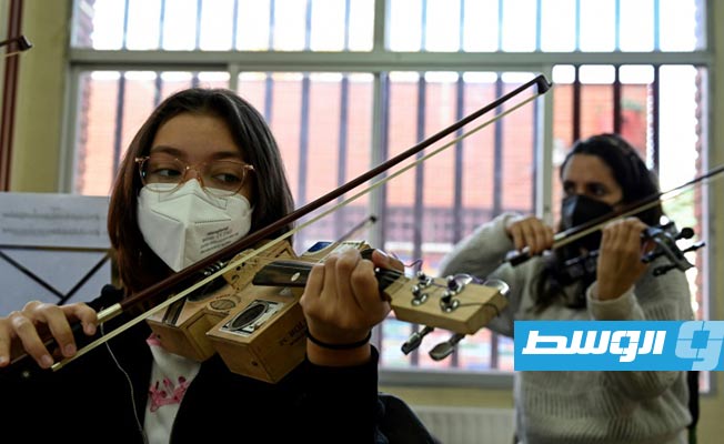 «موسيقى إعادة التدوير» في مدريد مشروع يغير حياة الشباب المعوزين