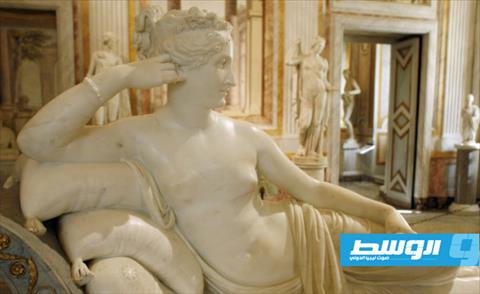 كاميرات مراقبة تفضح سائحا شوه تمثالا بمتحف إيطالي