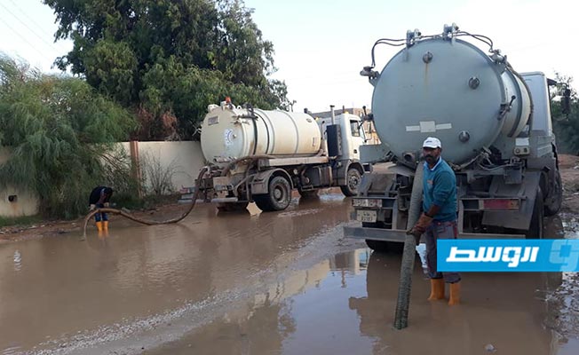 بالصور.. تصريف مياه الأمطار في بنغازي بـ«إمكانيات محدودة»