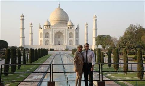 زيارة رومانسية للزوجين ماكرون لتاج محل بالهند