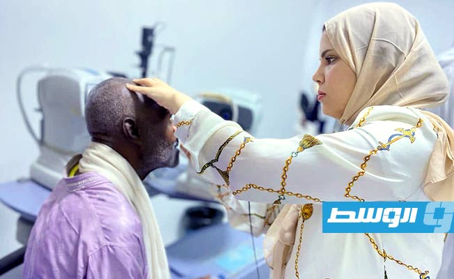 طبيبة تجري كشفا طبيا على أحد الحجاج الليبيين في مدينة سرت، 10 يونيو 2023. (بوابة الوسط)