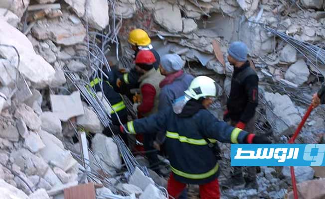 الفريق الليبي ينتشل 5 أشخاص أحياء من تحت أنقاض الزلزال بتركيا (فيديو)