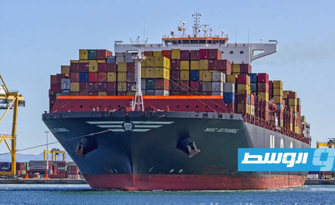 قناة السويس تعلن نجاح عملية تعويم سفينة حاويات جنحت أثناء عبورها