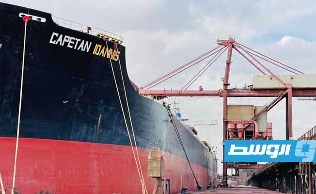 سفينة تحمل كميات الحديد المصدرة من ميناء الشركة الليبية للحديد والصلب. (الشركة)