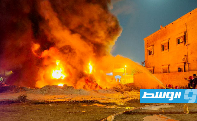 فرق الإطفاء تحاول السيطرة على حريق بالقرب من مستودع رأس المنقار في بنغازي، 1 يوليو 2023. (شركة البريقة لتسويق النفط)