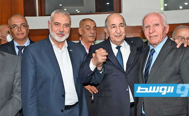 زيارة تبون إلى ممثلي الفصائل الفلسطينية المشاركين في مؤتمر «لم الشمل» بالجزائر العاصمة، الأربعاء 12 أكتوبر 2022. (الرئاسة الجزائرية)