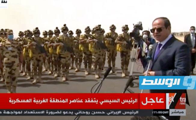 السيسي وإلى جواره عدد من أفراد القوات الخاصة المصرية خلال تفقده المنطقة الغربية العسكرية، 20 يونيو 2020. (التلفزيون المصري)
