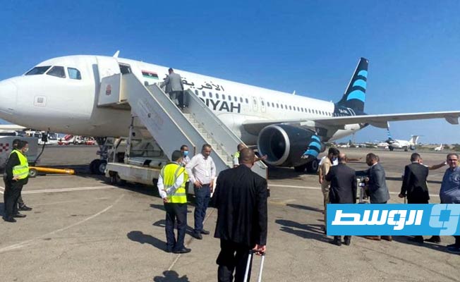 طائرة الخطوط الأفريقية التي وصلت مطار القاهرة قبل إقلاعها من مطار معيتيقة، الخميس 30 سبتمبر 2021. (وزارة المواصلات)