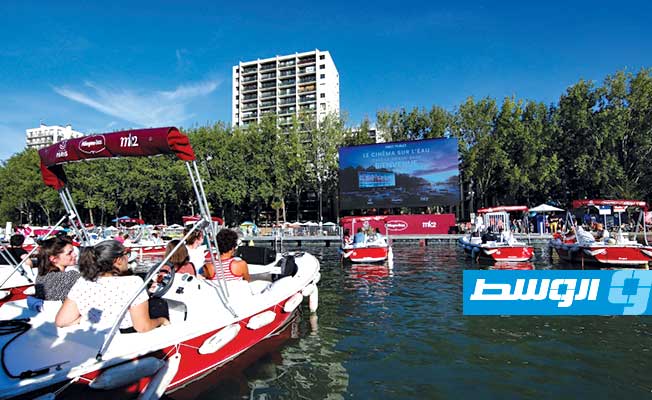 الباريسيون يشاهدون السينما من قوارب في نهر السين