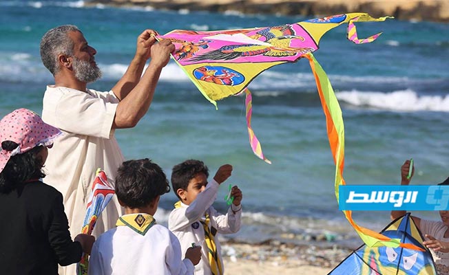 طبرق تستضيف مهرجان الطيران الورقي والألعاب المائية (بوابة الوسط)