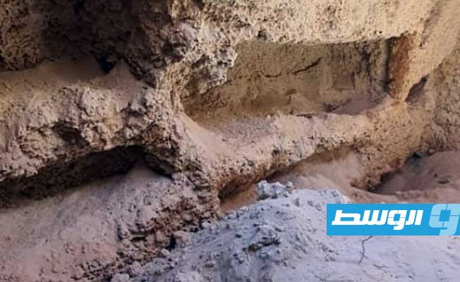 موقع المقبرة المكتشفة بشاطئ أبوروية في مصراتة. (وزارة الداخلية)
