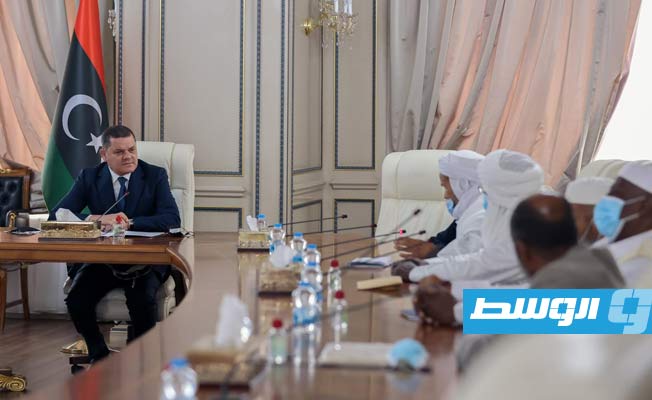 رئيس حكومة الوحدة الوطنية عبدالحميد الدبيبة خلال اجتماع مع لجنة التواصل لبلديات حوض مرزق، 9 يونيو 2021. (المكتب الإعلامي للحكومة)