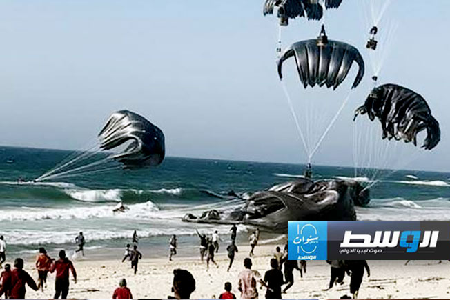 استشهاد 7 فلسطينيين في غزة أثناء محاولة التقاط مساعدات ألقتها طائرات في البحر
