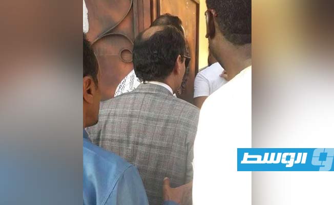 محامي سيف القذافي عند مدخل محكمة استئناف سبها، الخميس 25 نوفمبر 2021. (الإنترنت)