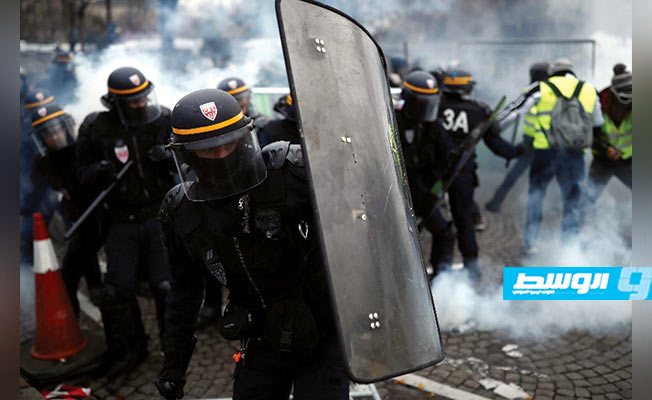 صدامات في باريس بين الأمن و«السترات الصفراء».. وتفريق المتظاهرين بالغاز المسيل للدموع