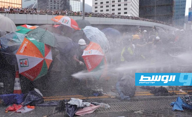 شرطة هونغ كونغ تواجه المتظاهرين بالغاز المسيل للدموع ومدافع المياه (فيديو)