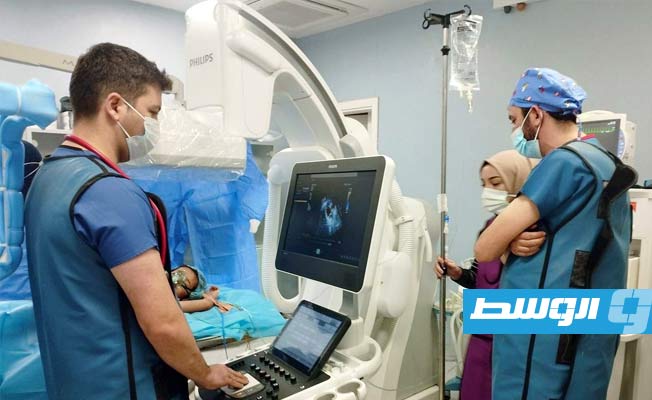 الفريق الطبي يستعد لإجراء عمليات قسطرة لأطفال ليبيا. (وزارة الصحة)