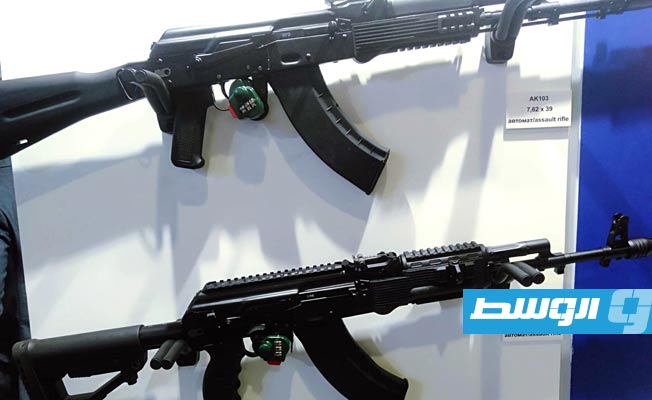 بندقيتان روسيتان في الجناح الروسي في معرض «إيديكس 2021» بالقاهرة، 1 ديسمبر 2021. (بوابة الوسط)