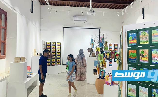 معرض «طفولة الألوان» بمقر دار حسن الفقيه حسن للفنون بالمدينة القديمة بطرابلس. (الإنترنت)