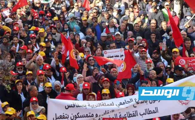 آلاف من أنصار اتحاد الشغل التونسي يحتجون ضد قيس سعيد (صور)