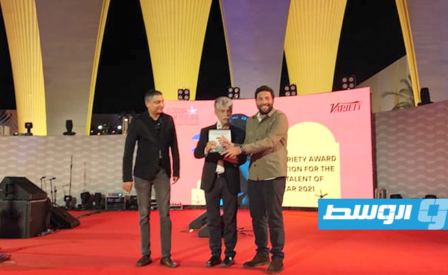 عمر الزهيري بعد حصوله على جائزة فارايتي في «الجونة السينمائي» (خاص لـ بوابة الوسط)