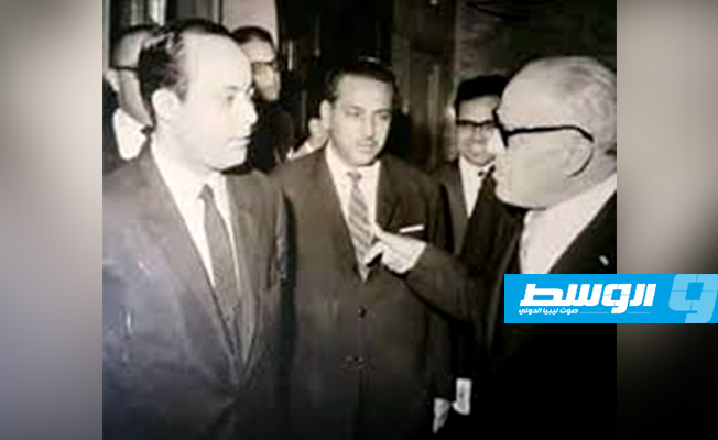 ونيس محمد القذافي (وسط) ضمن مستقبلي الرئيس التونسي الحبيب بورقيبة. (الإنترنت)
