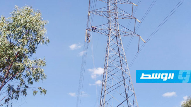 شركة الكهرباء تبدأ صيانة خط بئر الأسطى ميلاد عين زارة في طرابلس