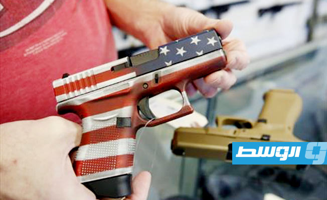 قاض فدرالي أميركي يلغي حظر بيع المسدسات للشباب