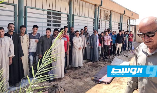 القبض على 55 مهاجرًا في طبرق وضبط متهم بتهريبهم يعمل بمديرية الأمن