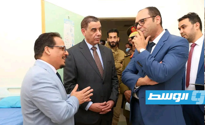 جولة القطراني وعبدالجليل بقسم الكلى بمركز الكيش التخصصي في بنغازي، الأربعاء 8 مارس 2023. (المكتب الإعلامي للحكومة)