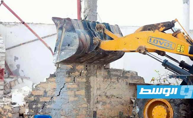 أعمال إزالة مستودع تخزين السجاد المخالف في عين زارة. (وزارة الداخلية)