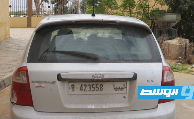 سيارة كان يستقلها المتهمان لحظة القبض عليهما في مركز شرطة البركة، 8 ديسمبر 2021. (مديرية أمن بنغازي)