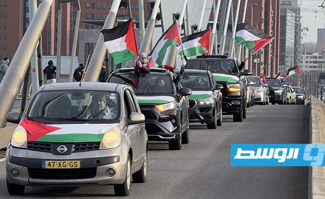 تظاهرة بالسيارات في مدينة وروتردام الهولندية دعما للفلسطينيين. (الإنترنت)