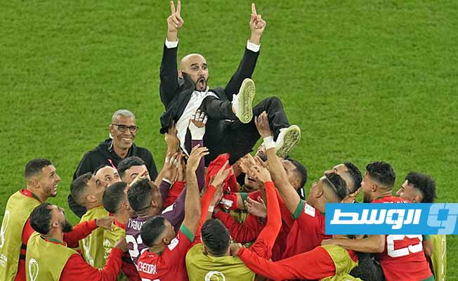 لاعبو المنتخب المغربي يحتفلون بالمدرب وليد الركراكي عقب الفوز أمام أسبانيا في دور الـ16 من كأس العالم، 6 ديسمبر 2022. (الإنترنت)