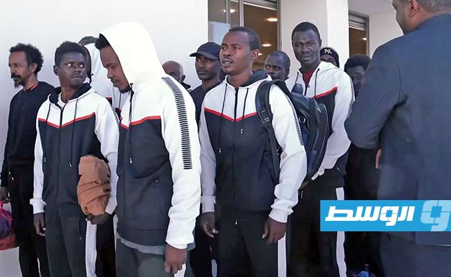 مهاجرون يستعدون لترحيلهم إلى بلدانهم من ليبيا. (وزارة الداخلية بحكومة الدبيبة)
