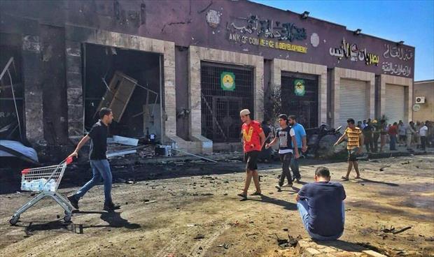 بالصور: آثار تفجير أمام مركز تجاري في بنغازي