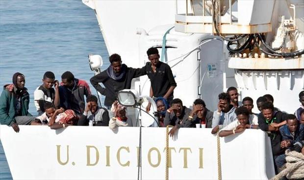 إيطاليا تسمح لبعض المهاجرين العالقين على متن «ديتشوتي» بالنزول