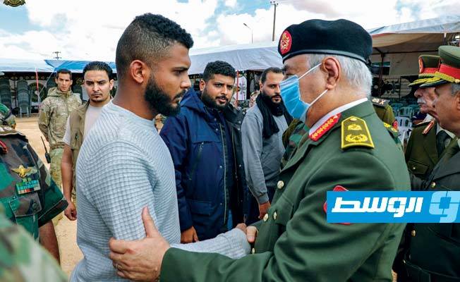 حفتر يقدم واجب العزاء في بوخمادة, 3 نوفمبر 2020. (صفحة القيادة العامة للقوات المسلحة العربية الليبية)