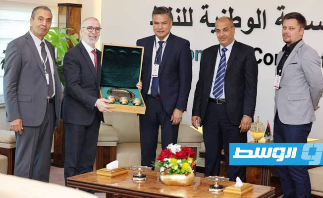 جانب من اجتماع رئيس مؤسسة النفط مصطفى صنع الله مع ممثلي شركة «تاتنفت» الروسية بليبيا (صفحة المؤسسة على فيسبوك)