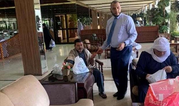 القنصلية الليبية توزع مواد تعقيم وأدوية على معتمرين عالقين بأحد فنادق جدة