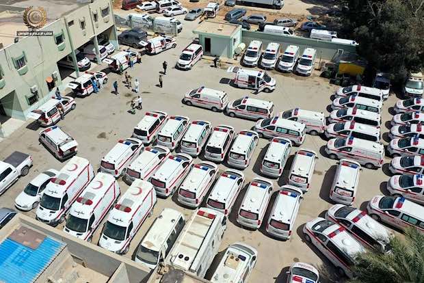 بالصور.. الحكومة الموقتة تسلم 65 سيارة إسعاف لجهاز الإسعاف والطوارئ